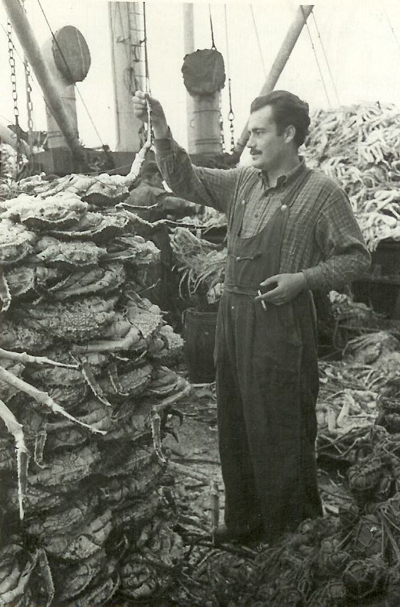Эльдар Рязанов во время съемок на рыболовецком судне. Фото из личного архива Ольги Эльдаровны Рязановой.            