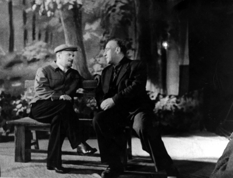 Михаил Шнейдеров после съемок беседует с «Лениным». Фото из семейного архива.