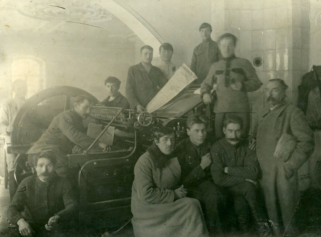 В типографии. Борис Игнатович (сидит на фото второй справа). 1919-1920 гг.