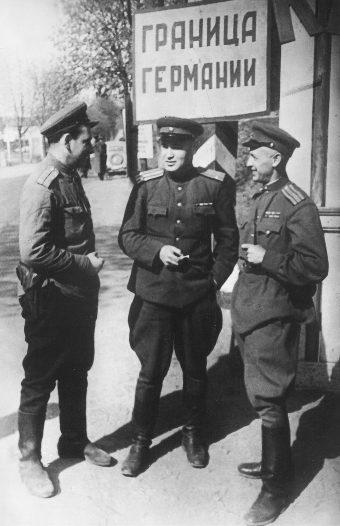 Советские военные корреспонденты (слева направо): В.А. Тёмин, Б.Л. Горбатов и Р.Л. Кармен. 1945 год. Фото из частного архива.