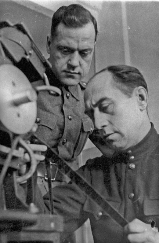Режиссёр В. Соловцев и оператор А. Погорелый. 23 марта 1943 г.. Источник фото: страница ЛСДФ в facebook.