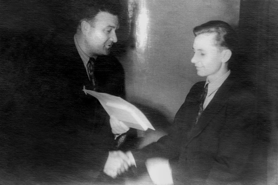 Виктор Лисакович и директор школы № 14 А.Л. Пикус. г. Рига. Фото из архива В. Лисаковича.