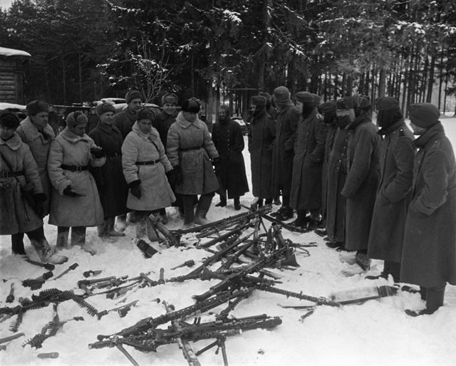 Солдаты немецкой армии сдают оружие. Декабрь 1941 года.
