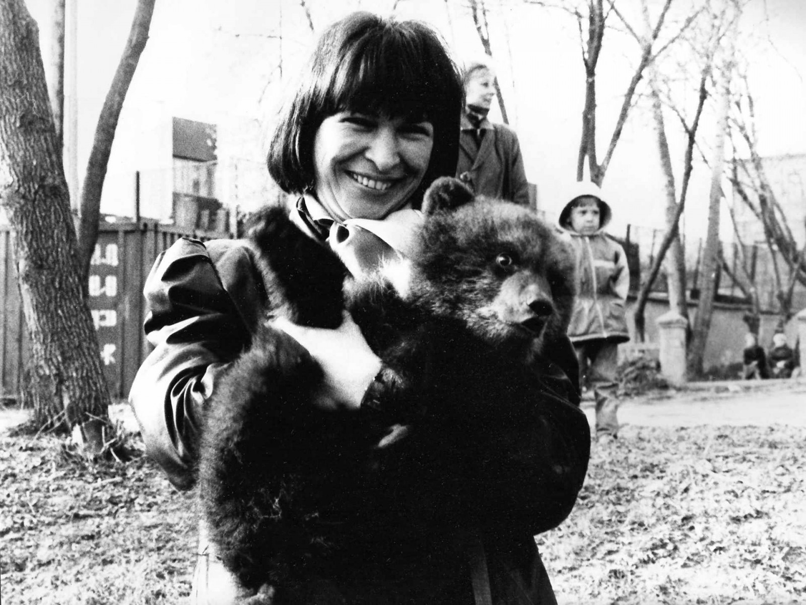 Ирина Пахомова во время съемок документального фильма о дрессировщике медведей. Фото из личного архива.