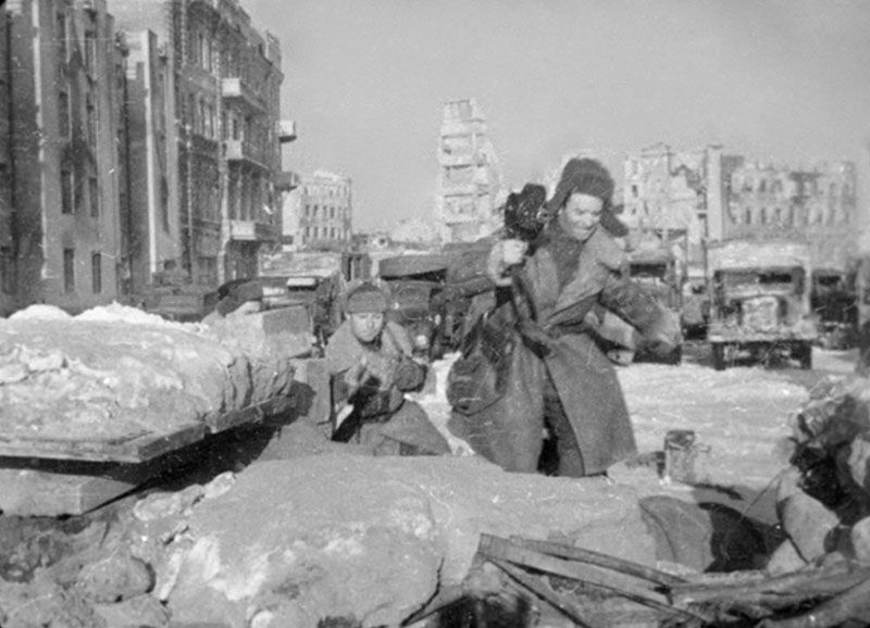Фронтовые кинооператоры В.И. Орлянкин и А.П. Софьин во время проведения киносъемки на одной из улиц г. Сталинграда 1942-1943 гг.