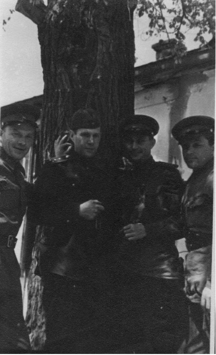  Фронтовые операторы (слева направо): А.Сологубов, А.Левитан, А.Казначеев, М.Терещенко. Источник: ГОСКАТАЛОГ.РФ № 7374631. 