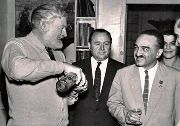 Хемингуэй на встрече с Микояном на Кубе. 1960 год.