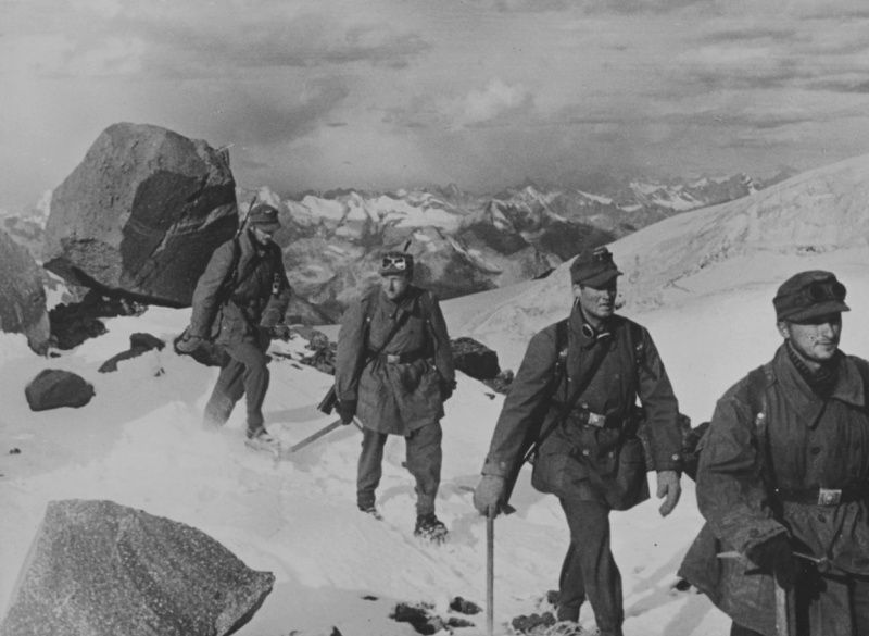 Четверо горных егерей Вермахта на марше по горам Кавказа.