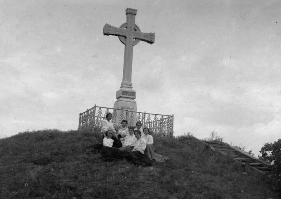 Могила Тараса Шевченко на Чернечьей горе возле Канева. Фото 1912 года.