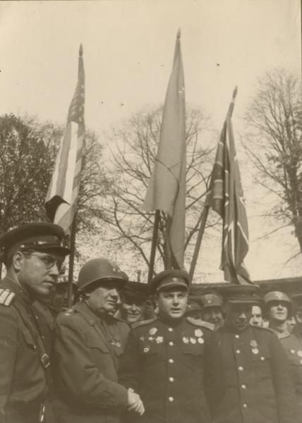 Союзники. Райнхард (второй слева) и Русаков. Германия, г. Торгау. 26 апреля 1945 года. Автор фото: А. Устинов. Источник: МАММ / МДФ.