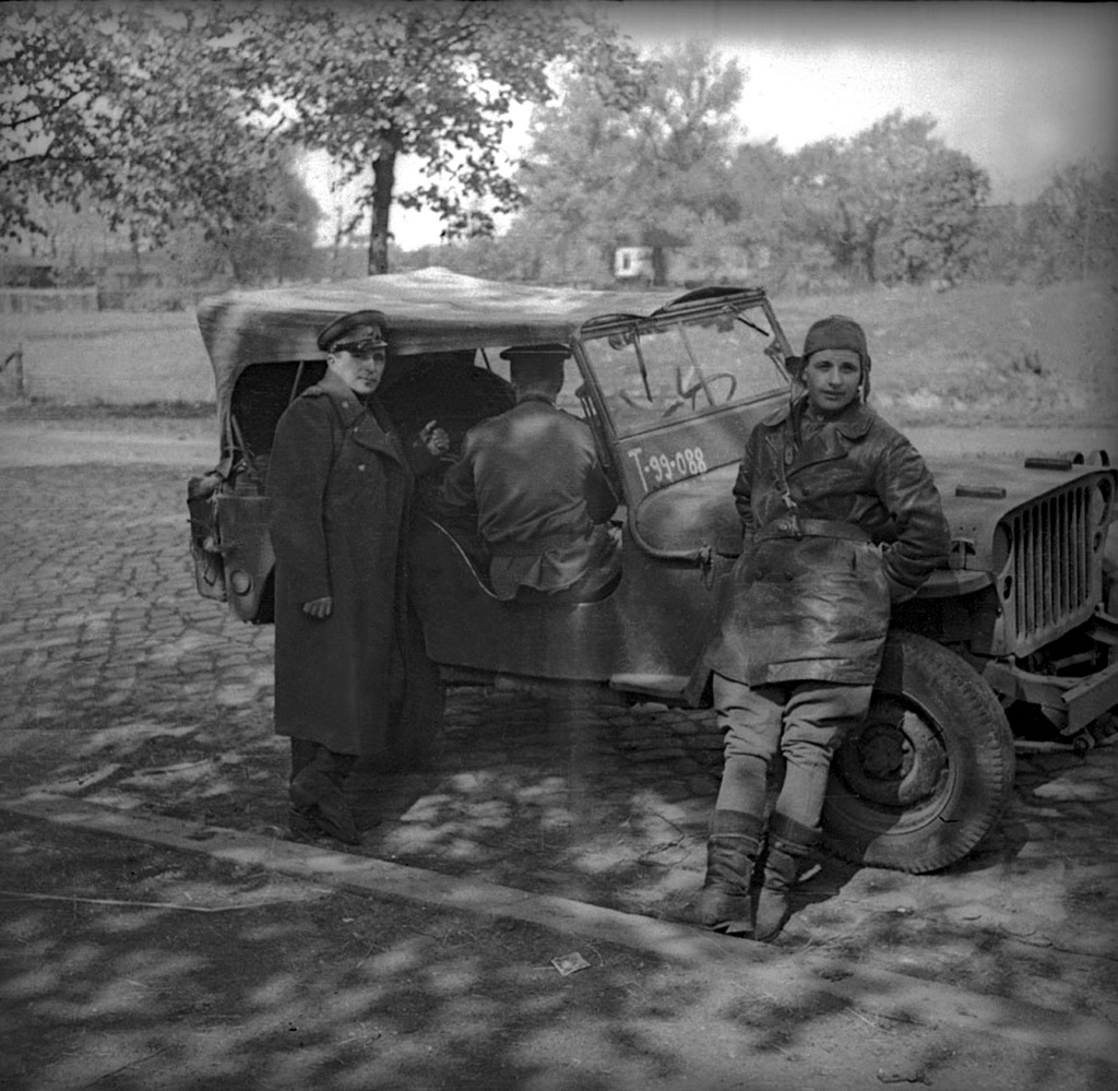 Илья Аронс (слева) в Берлине. 5 июня 1945 года.  Автор фото: Яков Израилевич Рюмкин. Источник фото: МАММ / МДФ.