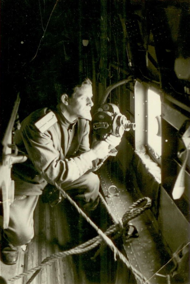 Кинооператор Александр Борзунин в военном самолёте на Мукден. Япония 1945 год. Фото из семейного архива Натальи Суховой.