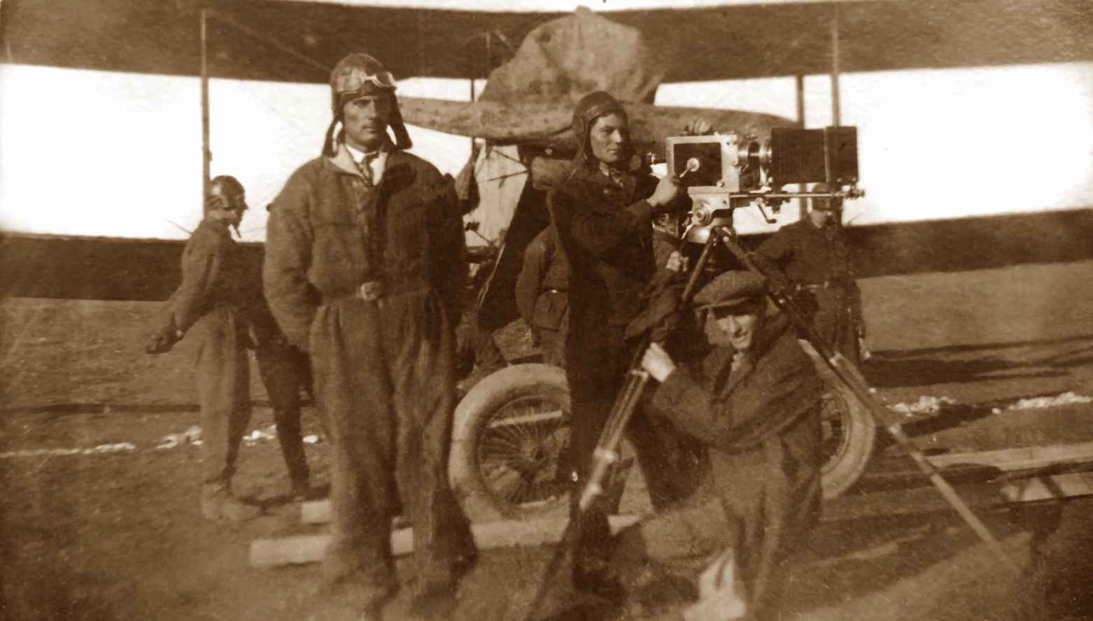 Оператор воздушных съемок Георгий Химченко (стоит в центре у кинокамеры). 1935 год (предположительно). Фото из семейного архива.