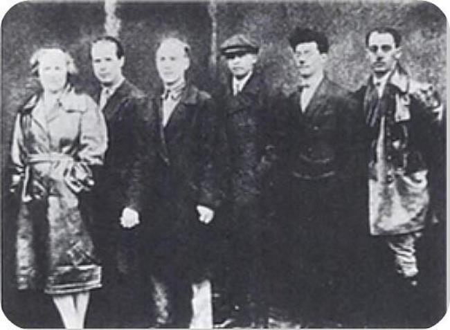 Киноки (слева направо): Елизавета Свилова, Илья Копалин, справа  Михаил Кауфман. 1926 год.
