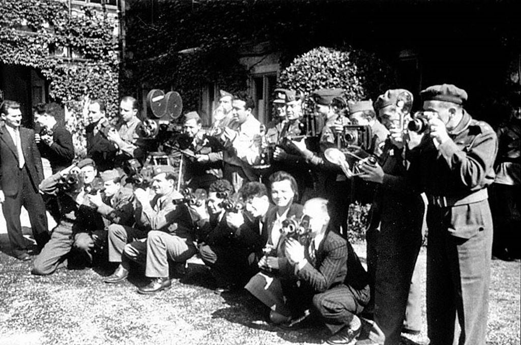 Корреспонденты США, СССР и Великобритании во время работы конференции. На фото (с кинокамерой в пером ряду четвёртый справа) - кинооператор Виктор Васильевич Доброницкий. 1945 год.