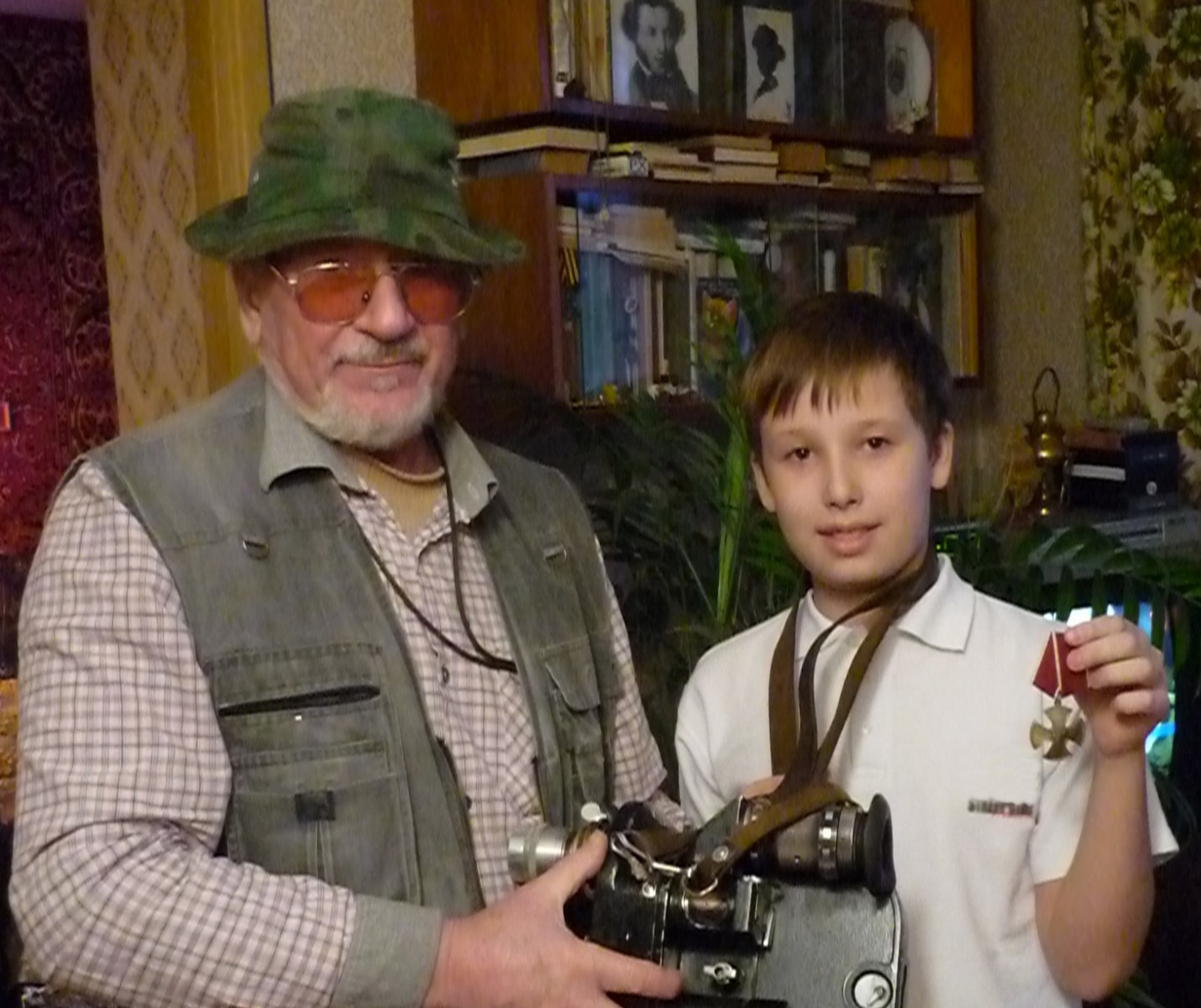Геннадий Николаевич Мякишев с внуком. Фото из семейного архива.