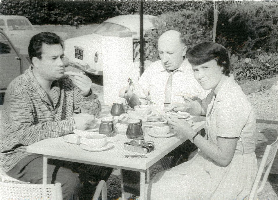 Папа, актер Георгий Георгиу и мама в турпоездке во Францию.