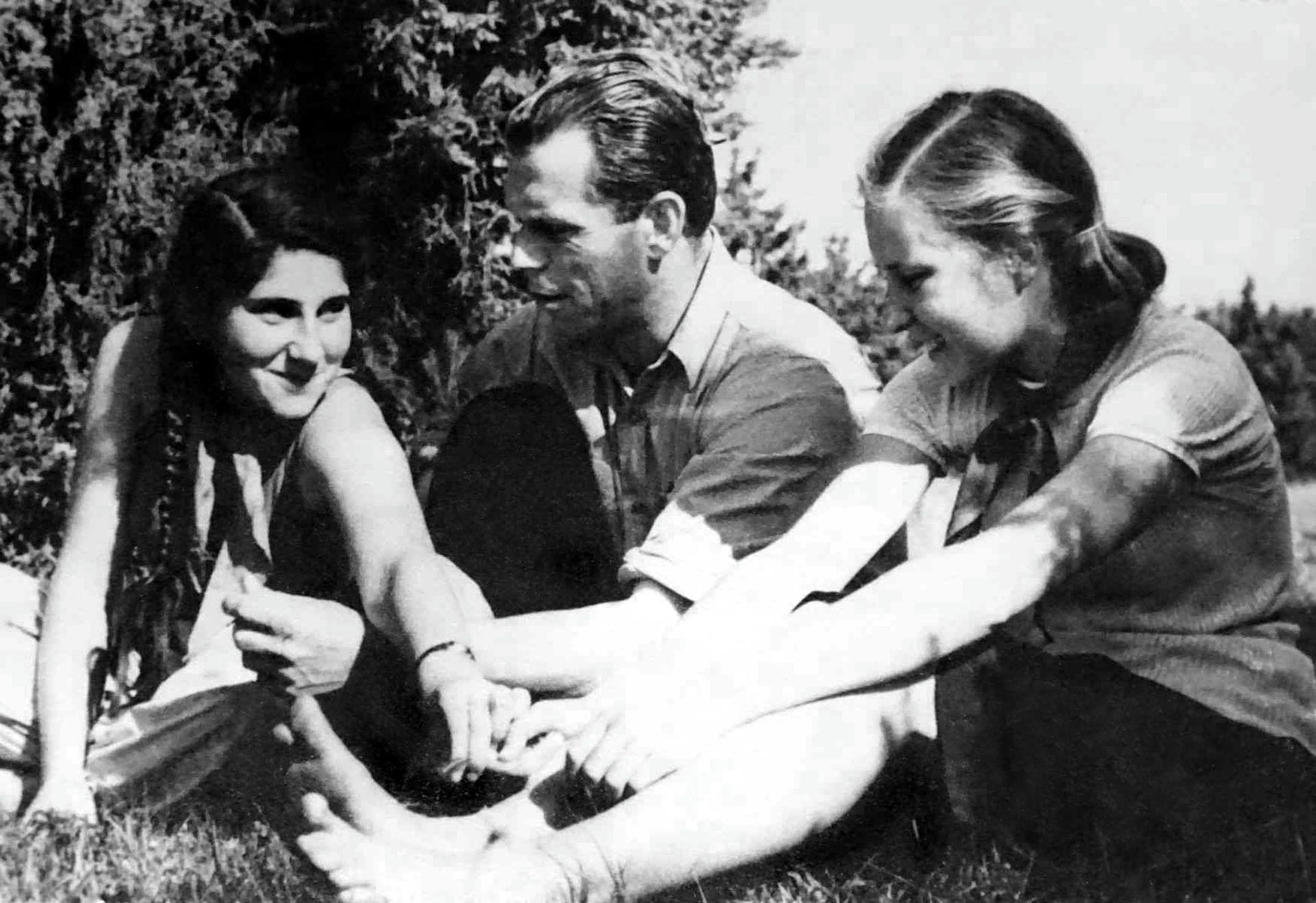 Экспонат #34. С Наташей Венжер и Ниной Лебедевой в пионерском лагере. 1946 год