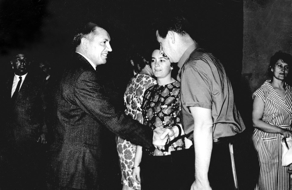 Директор ЦСДФ Алексей Сёмин встречает гостей IV ММКФ. 1965 год