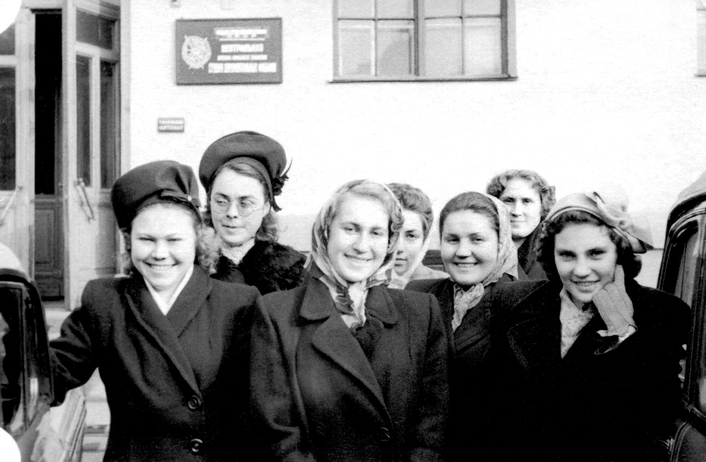 Студенки 2-го курса экономического факультета ВГИКа во время практики на ЦСДФ. 1952-1953 гг.