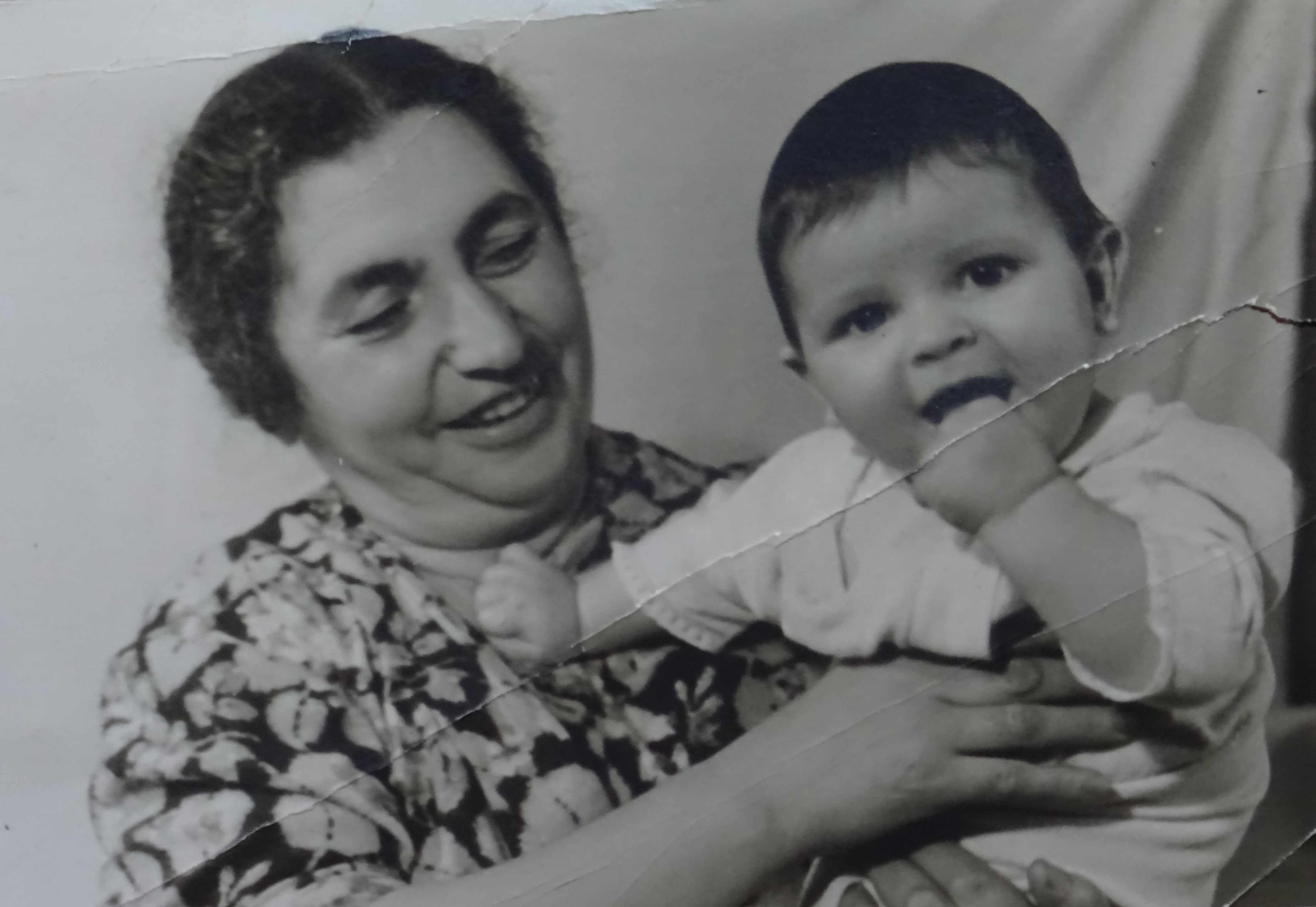 Экспонат #19. Арфеня Алексеевна с внуком Юрием. 1960 год
