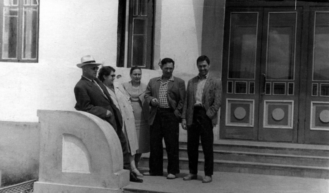 Экспонат #21.  Советские специалисты у входа на студию «Монголкино». 1962 год