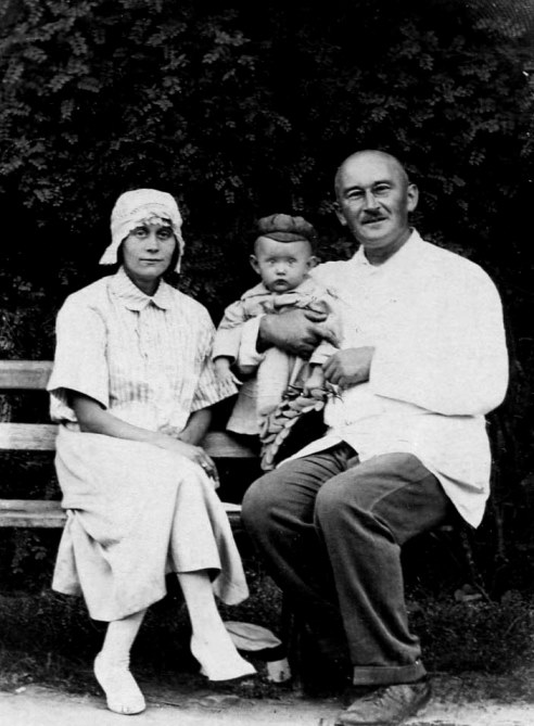 Экспонат #1. Мая с отцом и мамой в Анапе. 1924 год