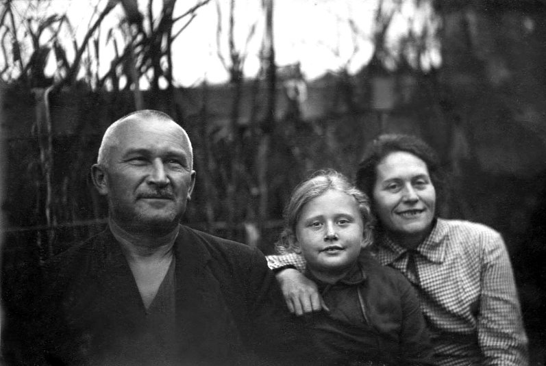 Экспонат #8.С родителями в Болдино. 1932 год