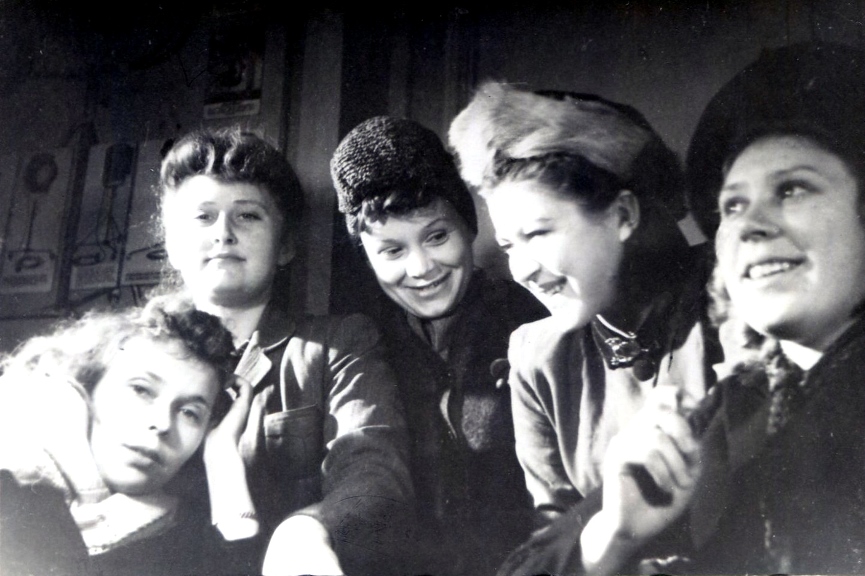 Экспонат #21. С Вихровой, Шумилиной, Тумориной и Арцеуловой. 1945 год