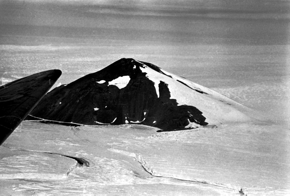 Экспонат #7. Посадка советского самолёта в районе научно-исследовательской базы США. Мак-Мёрдо (Антарктида)