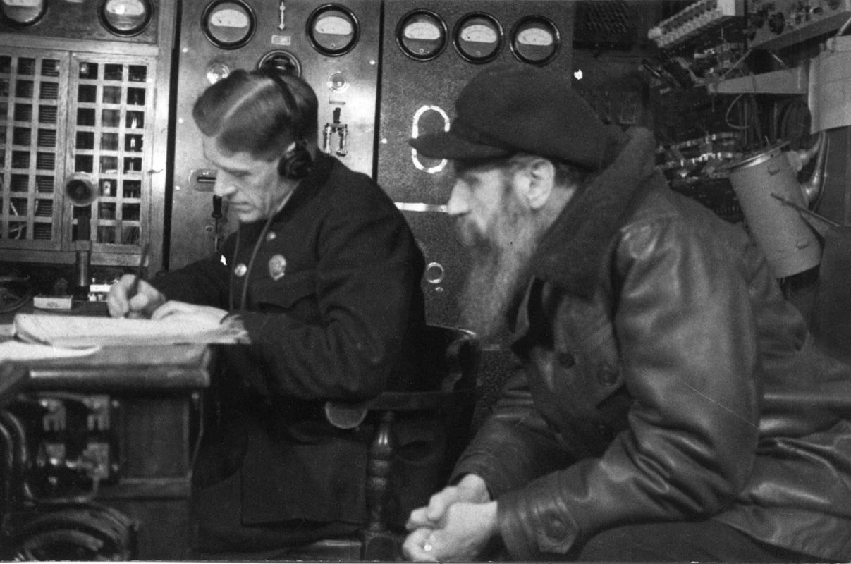 Экспонат #66. ЭОН-3. В радиорубке флагманского ледокола «Литке». 1936 год