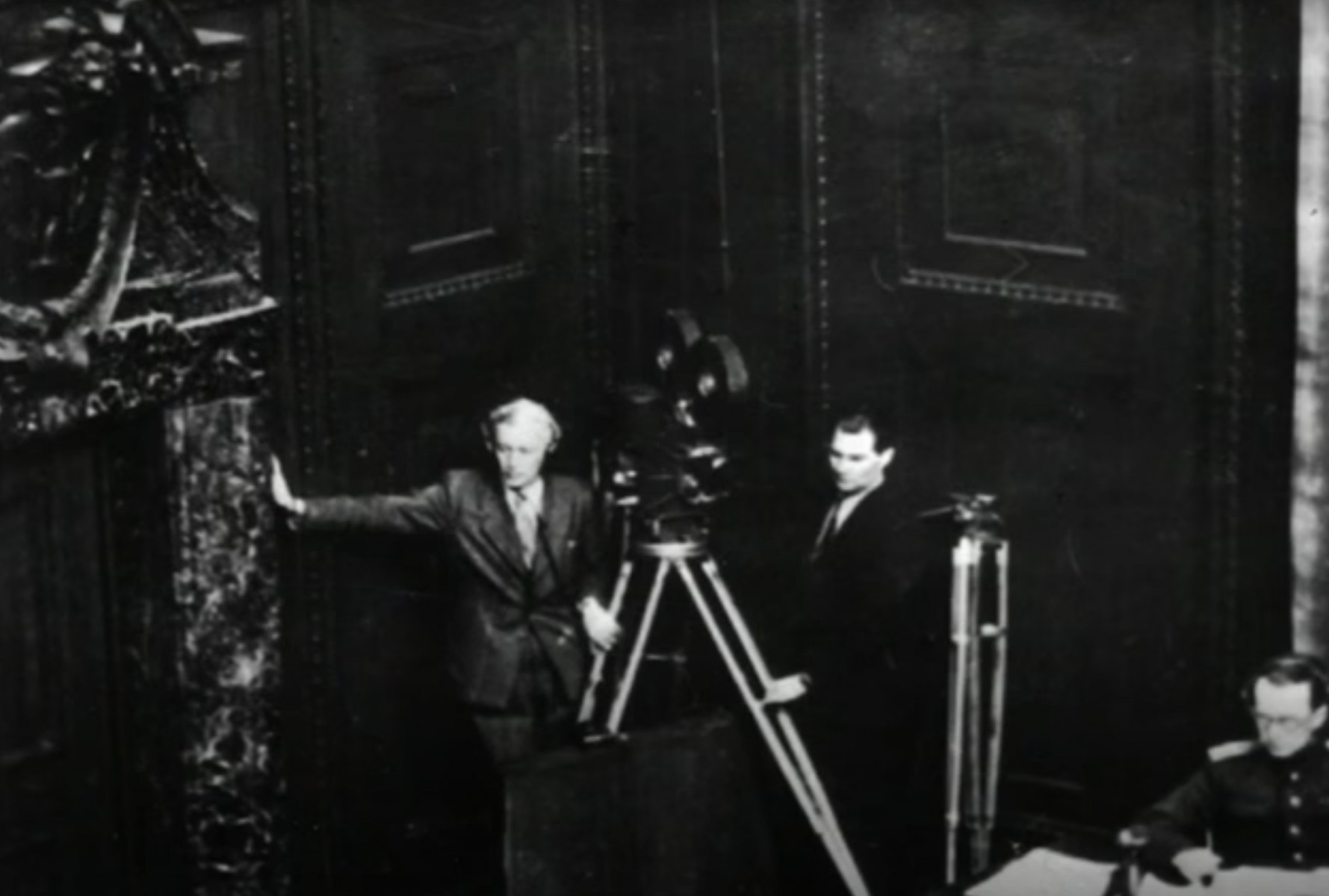 Экспонат #8. Роман Кармен и Виктор Котов во Дворце юстиции в Нюрнберге. 1945 год
