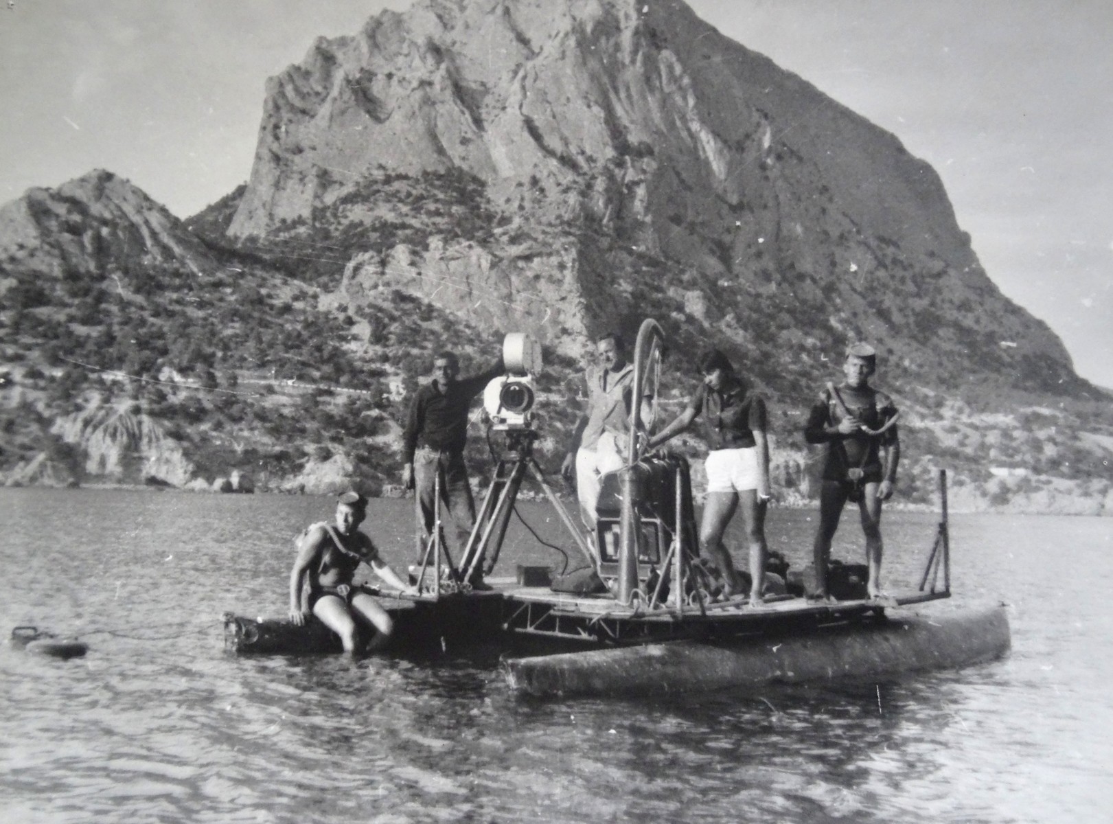 Экспонат #17. Съемочная группа ЦСДФ в Голубой бухте. Крым, 1965 год