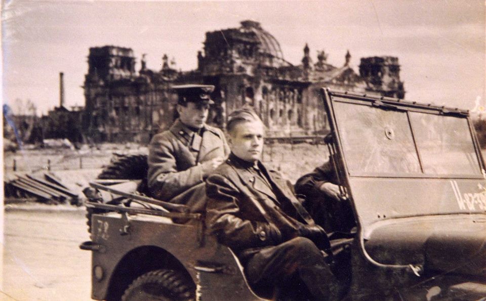 Берлин. Операторы на фоне Рейхстага. Май 1945 года