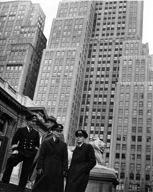 Экспонат #62. У здания Публичной библиотеки на углу 42-й улицы и Пятой Авеню в Нью-Йорке. 1943 год